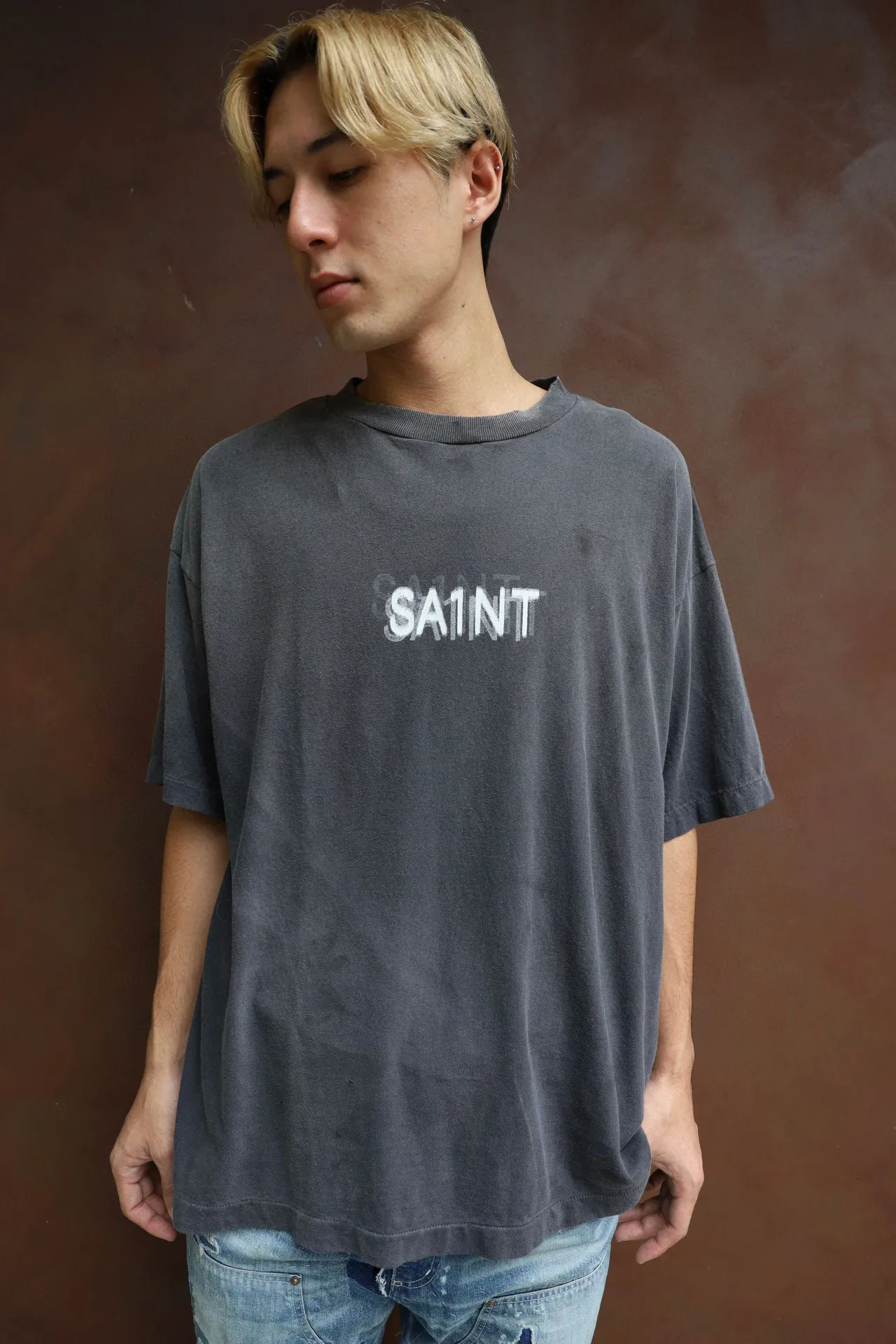 SAINT Mxxxxxx SEVEN DEADLY SS TEE/BLK Phantom SAINT Seven Deadly Sins Printed TEE Washed Black S-XL Look for cylindrical fabrics with no side seams. Don’t buy open width fabrics anymore. It’s boring. Assute garments are dyed. The whole piece is sprayed with Ma Liu. Then spray the heavy parts to fade. The collar and cuffs are frayed. Many hangings are frayed. Accessories are complete. Customized original consistent main mark/wash mark/little angel anti-counterfeiting mark.